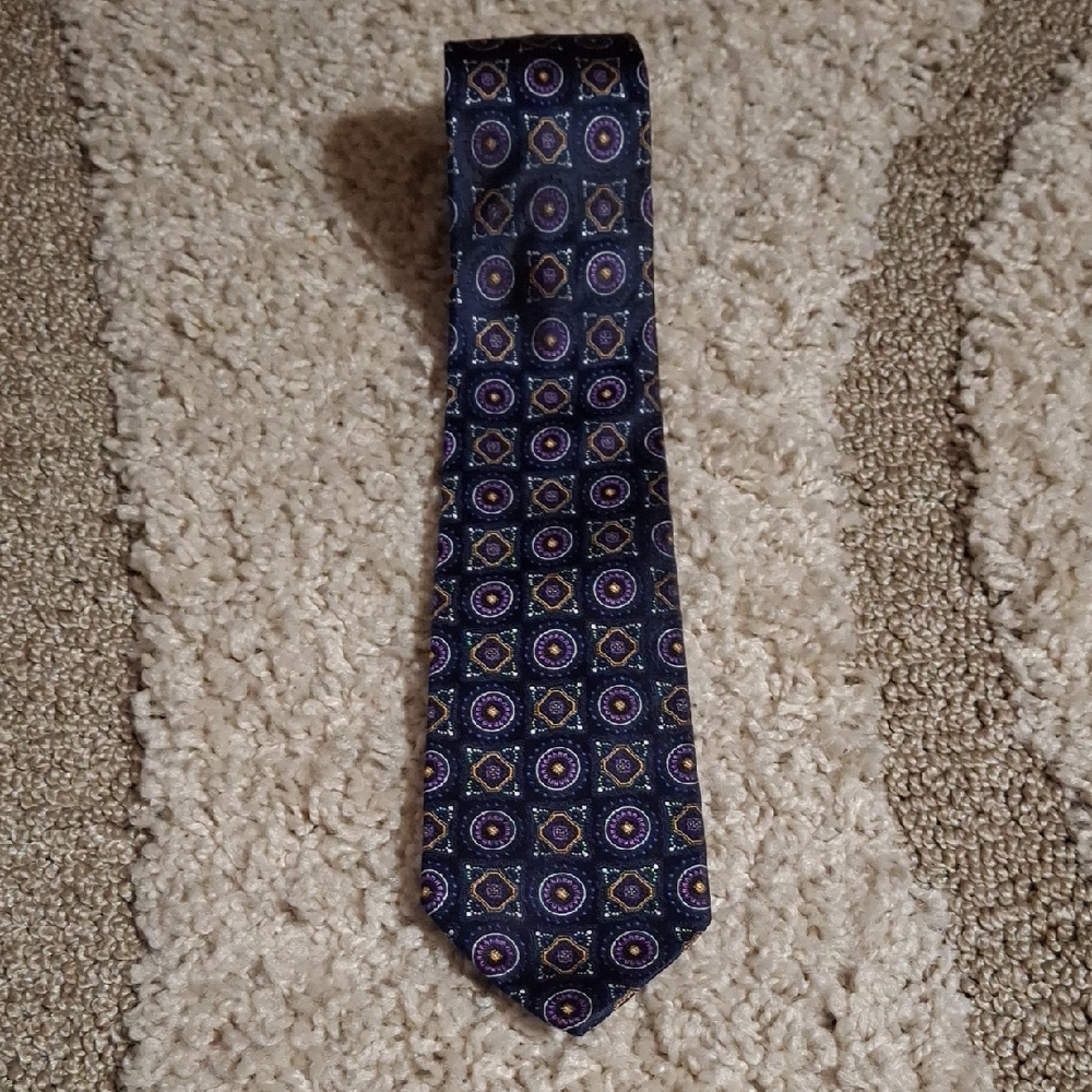 Saks Fifth Avenue Geometric Tie in Navy and Gold 100%silk